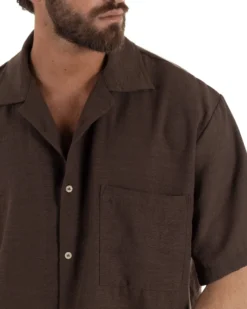 Camicia maniche corte uomo colletto bowling taschino relaxed fit marrone GIOSAL-CC1232A